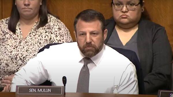 Watch: US senator challenges union boss to fight during hearing